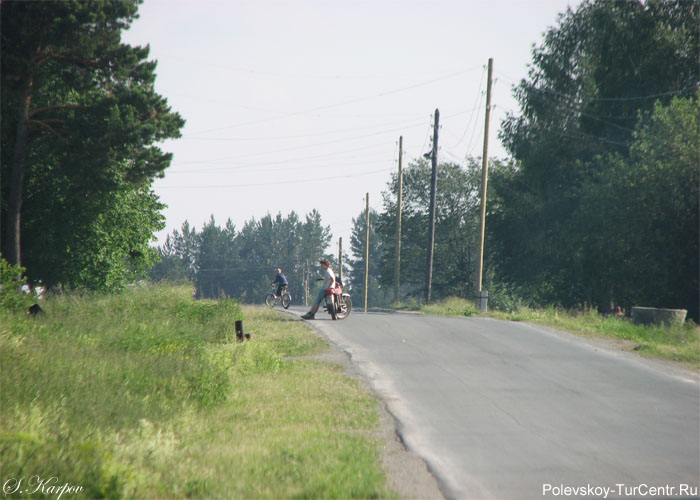 Молодёжь, отдыхающая в деревне Кладовка. Фото Карпова С.О., июнь 2012 г.