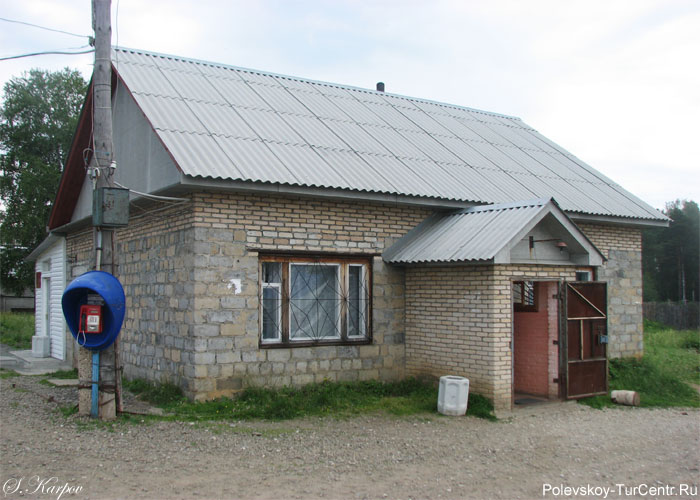 Продуктовый магазин в деревне Кладовка. Фото Карпова С.О., июнь 2012 г.