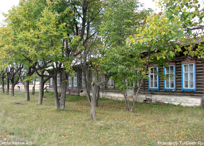 Бывшая школа-десятилетка в селе Мраморское. Фото Карпова С.О., сентябрь 2012 г.
