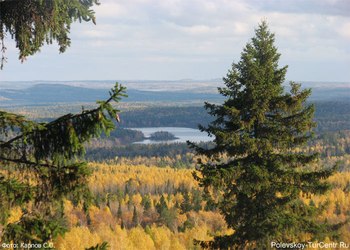 Вид с Берёзовой горы на Глубоченский пруд в окрестностях южной части Полевского. Фото Карпова С.О., сентябрь 2012 г.