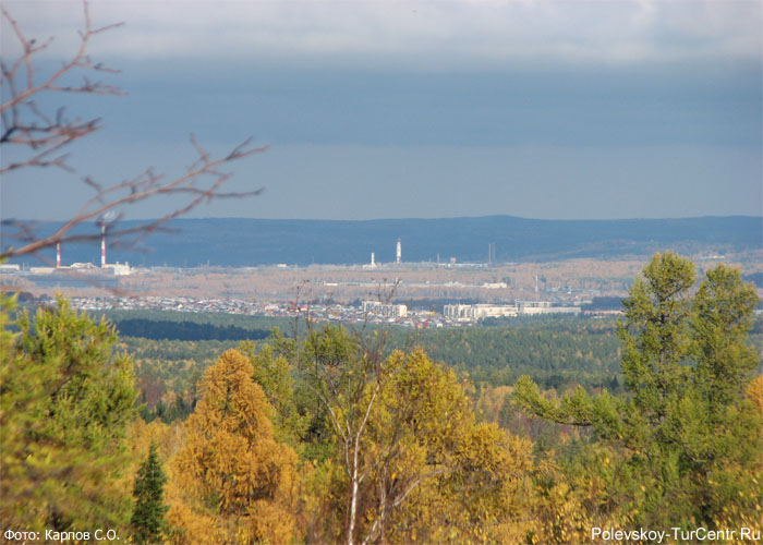 Вид с Берёзовой горы на Полевской в окрестностях южной части Полевского. Фото Карпова С.О., сентябрь 2012 г.