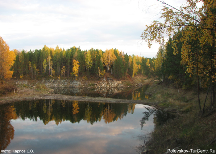 Пионерское озеро (карьер) в окрестностях южной части города Полевского. Фото Карпова С.О., сентябрь 2012 г.