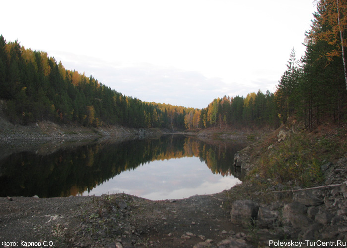 Пионерское озеро (карьер) в окрестностях южной части города Полевского. Фото Карпова С.О., сентябрь 2012 г.