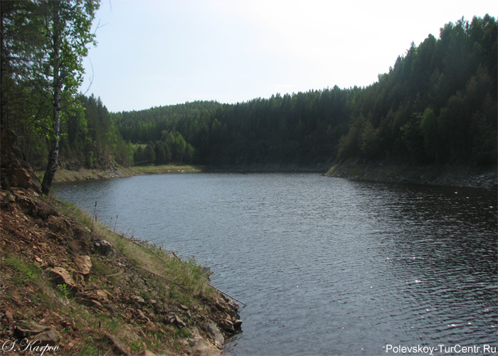 Пионерское озеро (карьер) в окрестностях южной части города Полевского. Фото Карпова С.О., май 2012 г.