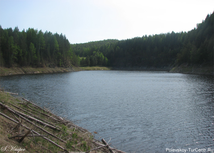 Пионерское озеро (карьер) в окрестностях южной части города Полевского. Фото Карпова С.О., май 2012 г.