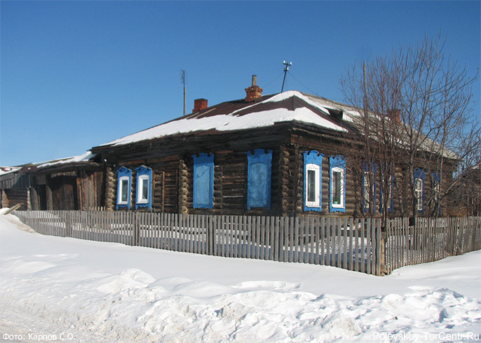 Бывшая начальная школа и чайный дом в селе Полдневая. Фото Карпов С.О., февраль, 2013 г.