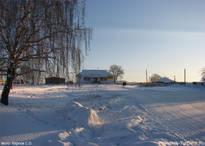 Здание магазина на месте бывшего Николаевского храма в селе Полдневая. Фото Карпов С.О., декабрь, 2012 г.