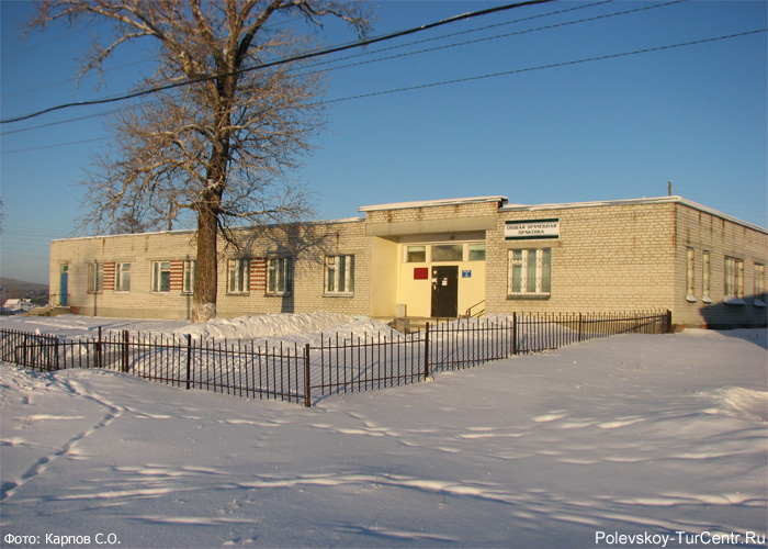 Здание библиотеки с музеем, медпункта, почты и сберкассы в селе Полдневая. Фото Карпов С.О., декабрь, 2012 г.