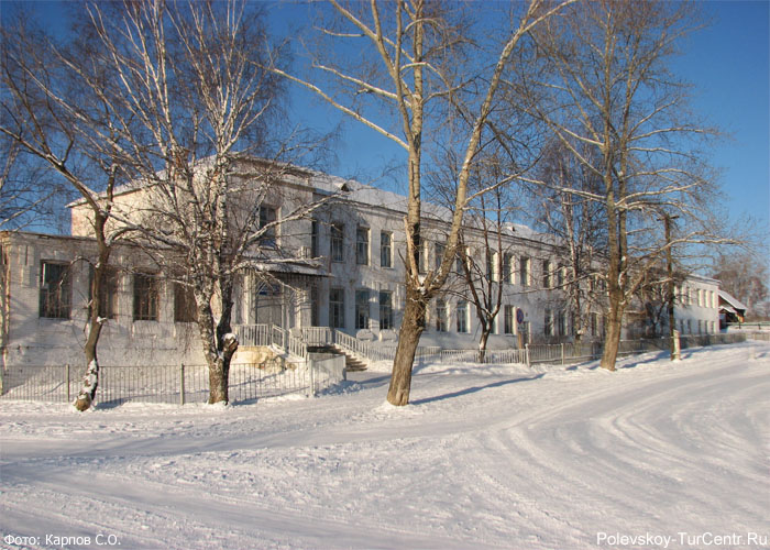 Школа в селе Полдневая. Фото Карпов С.О., декабрь, 2012 г.