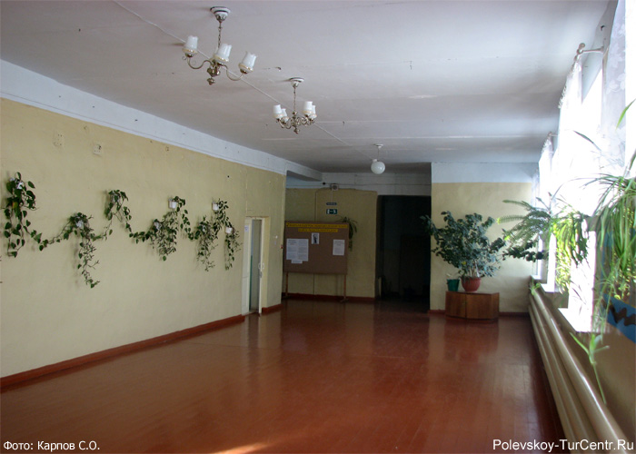 Школа в селе Полдневая. Фото Карпов С.О., февраль, 2013 г.
