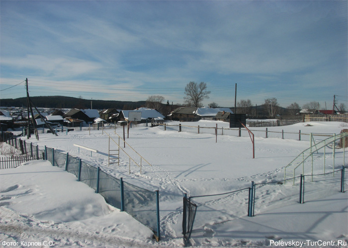 Игровая площадка за школой в селе Полдневая. Фото Карпов С.О., февраль, 2013 г.