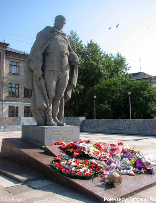 Памятник воинам-полевчанам, погибшим на фронтах ВОВ в северной части города Полевского. Фото Карпова С.О., 2009 г.