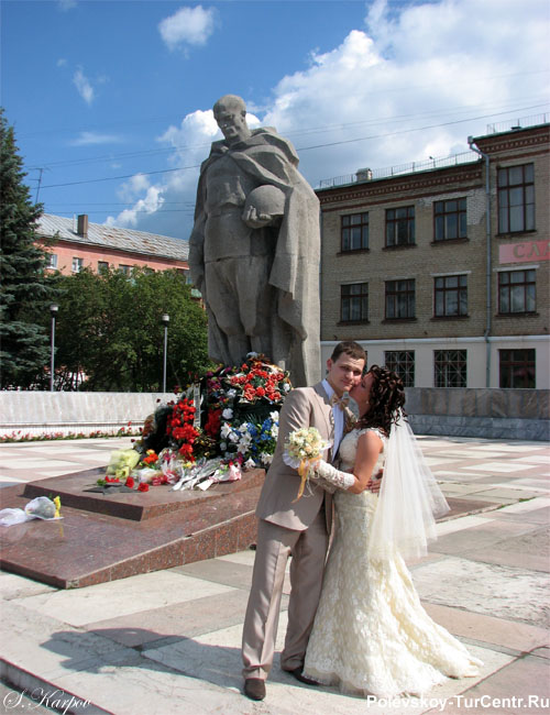 Памятник воинам-полевчанам, погибшим на фронтах ВОВ в северной части города Полевского. Фото Карпова С.О., 2011 г.
