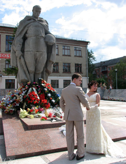 Памятник воинам-полевчанам, погибшим на фронтах ВОВ в северной части города Полевского. Фото Карпова С.О., 2011 г.