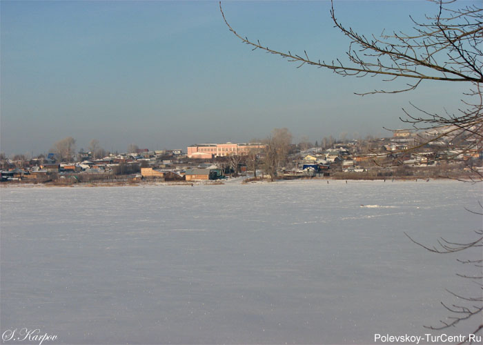Вид с Северского пруда на лицей № 98 в городе Полевском. Фото Карпова С.О., 2012 г.