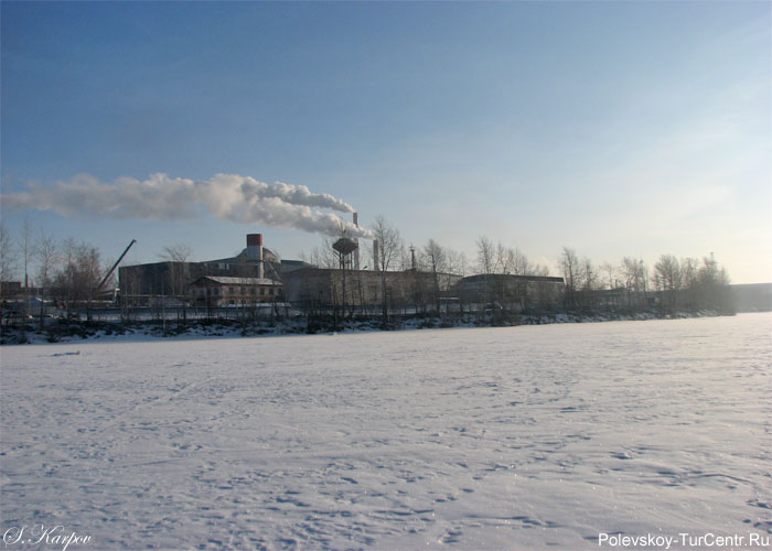 Вид с Северского пруда на трубный завод в городе Полевском. Фото Карпова С.О., 2012 г.