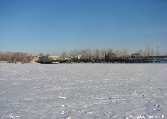 Вид с Северскго пруда на музейный комплекс и плотину в городе Полевском. Фото Карпова С.О., 2012 г.