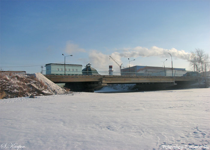 Вид с Северскго пруда на плотину в городе Полевском. Фото Карпова С.О., 2012 г.