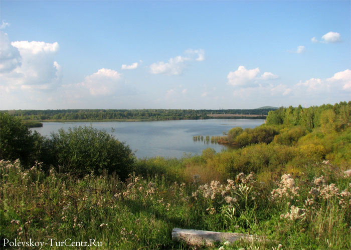 Вид с мыса Тёплого на Северский пруд в городе Полевском. Фото Карпова С.О., 2009 г.
