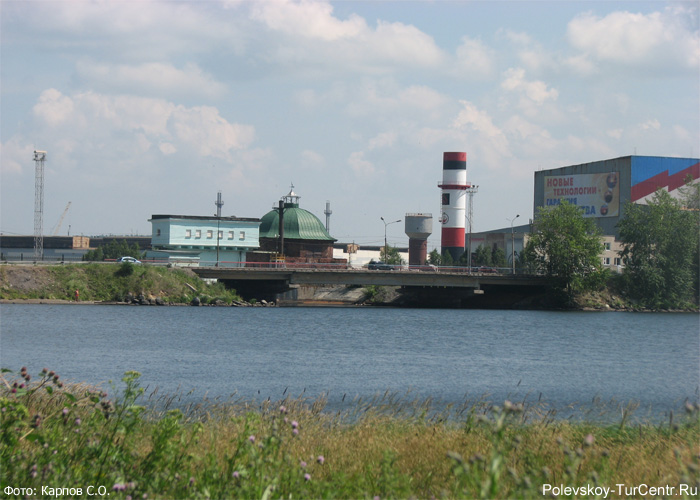 Северский трубный завод в северной части города Полевского. Фото Карпова С.О., июль 2012 г.