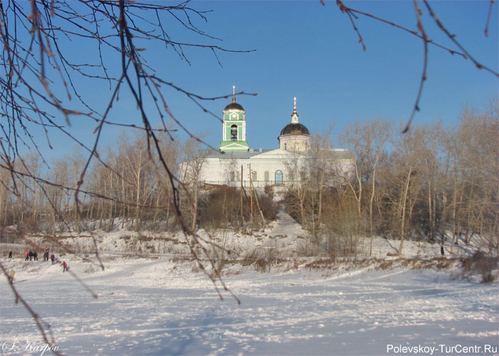 Вид на Свято-Троицкий храм с Северского пруда в городе Полевском. Фото Карпова С.О., 2012 г.