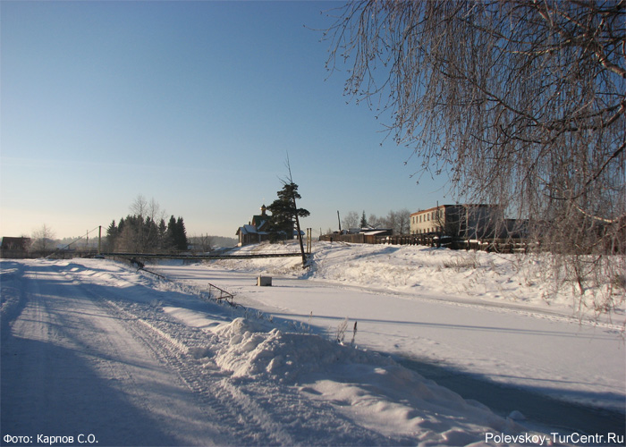 Вид на навесной пешеходный мост через Чусовую в посёлке Станционный-Полевской. Фото Карпова С.О., декабрь 2012 г.