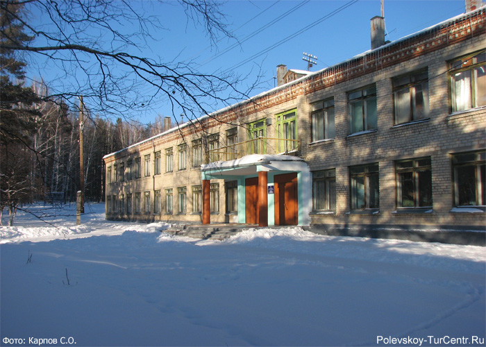 Школа в посёлке Станционный-Полевской. Фото Карпова С.О., декабрь 2012 г.