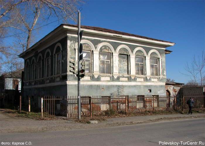 Дом купца О.П. Барышева в южной части города Полевского. Фото Карпова С.О., октябрь 2012 г.