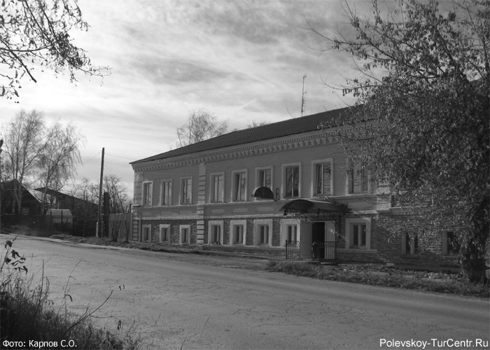Дом купца Вяткина в южной части города Полевского. Фото Карпова С.О., октябрь 2012 г.