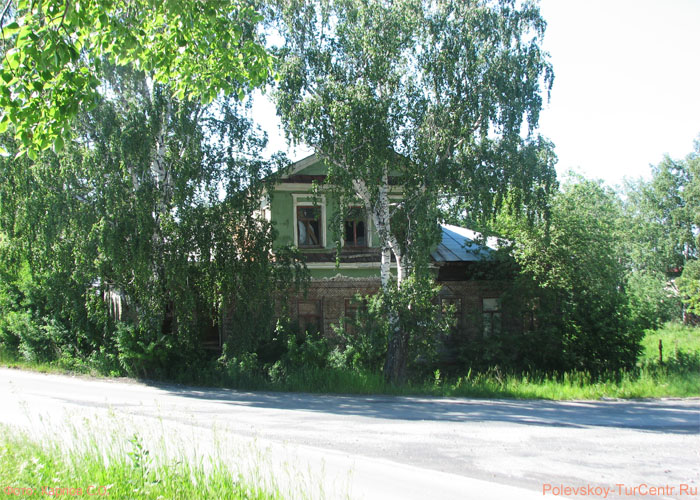 Господский дом в южной части города Полевского. Фото Карпова С.О., июнь 2013 г.