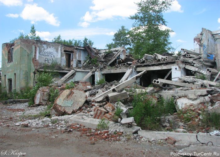 Развалины посёлка Мыс 8-марта в южной части города Полевского. Фото Карпова С.О., июнь 2012 г.