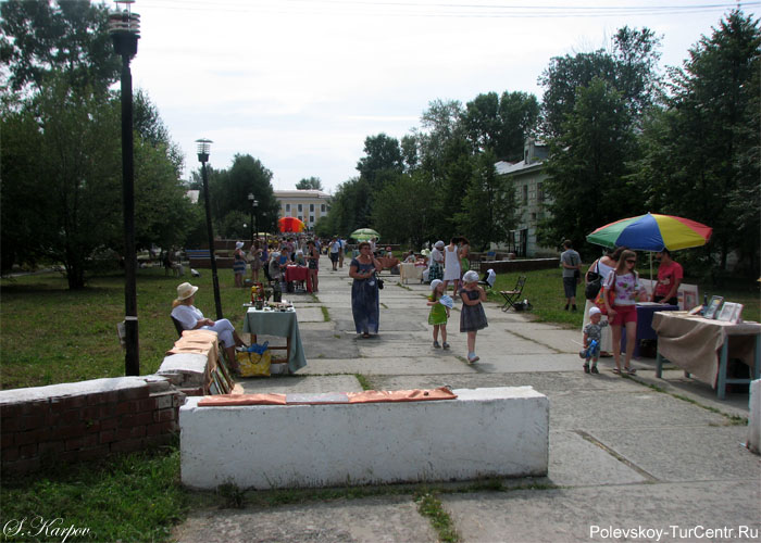 Сквер Чайковского в школе № 20 в южной части города Полевского. Фото Карпова С.О., июль 2012 г.