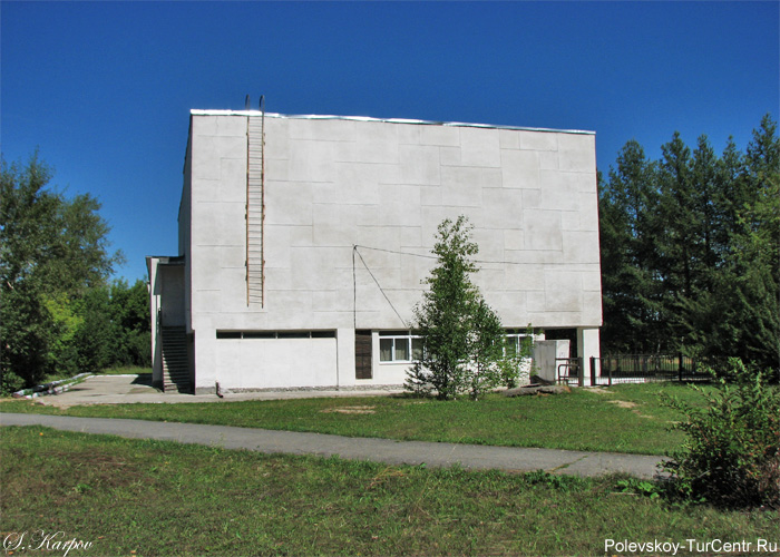 Вид на Спорткомплекс с городского парка в южной части города Полевского. Фото Карпова С.О., август 2012 г.