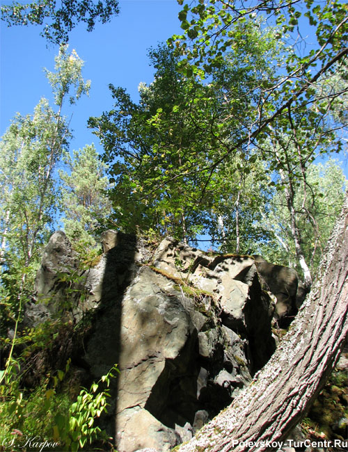 Камень Драконов Хребет на Медвежьей горе в окрестностях посёлка Зюзельский. Фото Карпова С.О., август 2012 г.